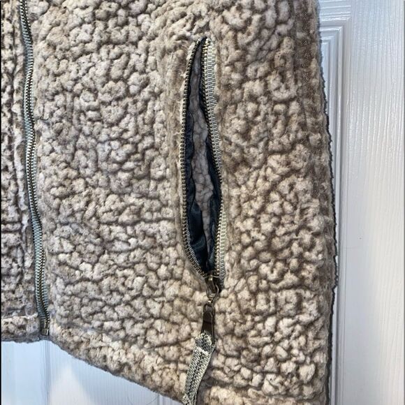 Women’s J. America Brown Fuzzy Vest size: Small - Picture 4 of 9